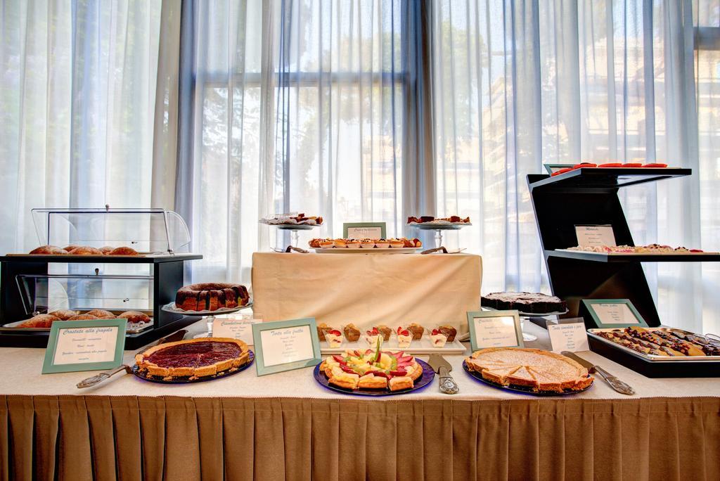 Hotel Cimarosa Riccione Bagian luar foto