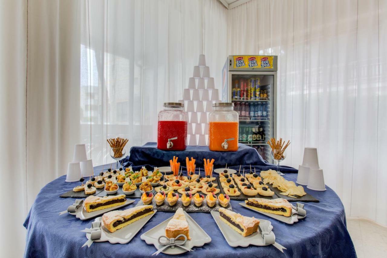 Hotel Cimarosa Riccione Bagian luar foto