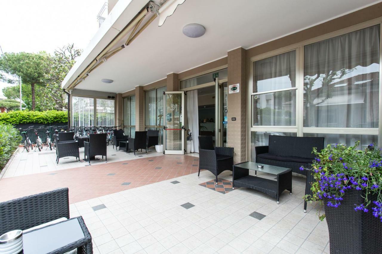Hotel Cimarosa Riccione Bagian luar foto