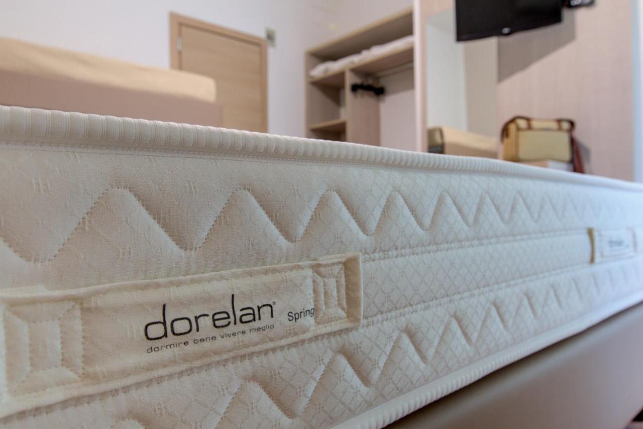 Hotel Cimarosa Riccione Bagian luar foto