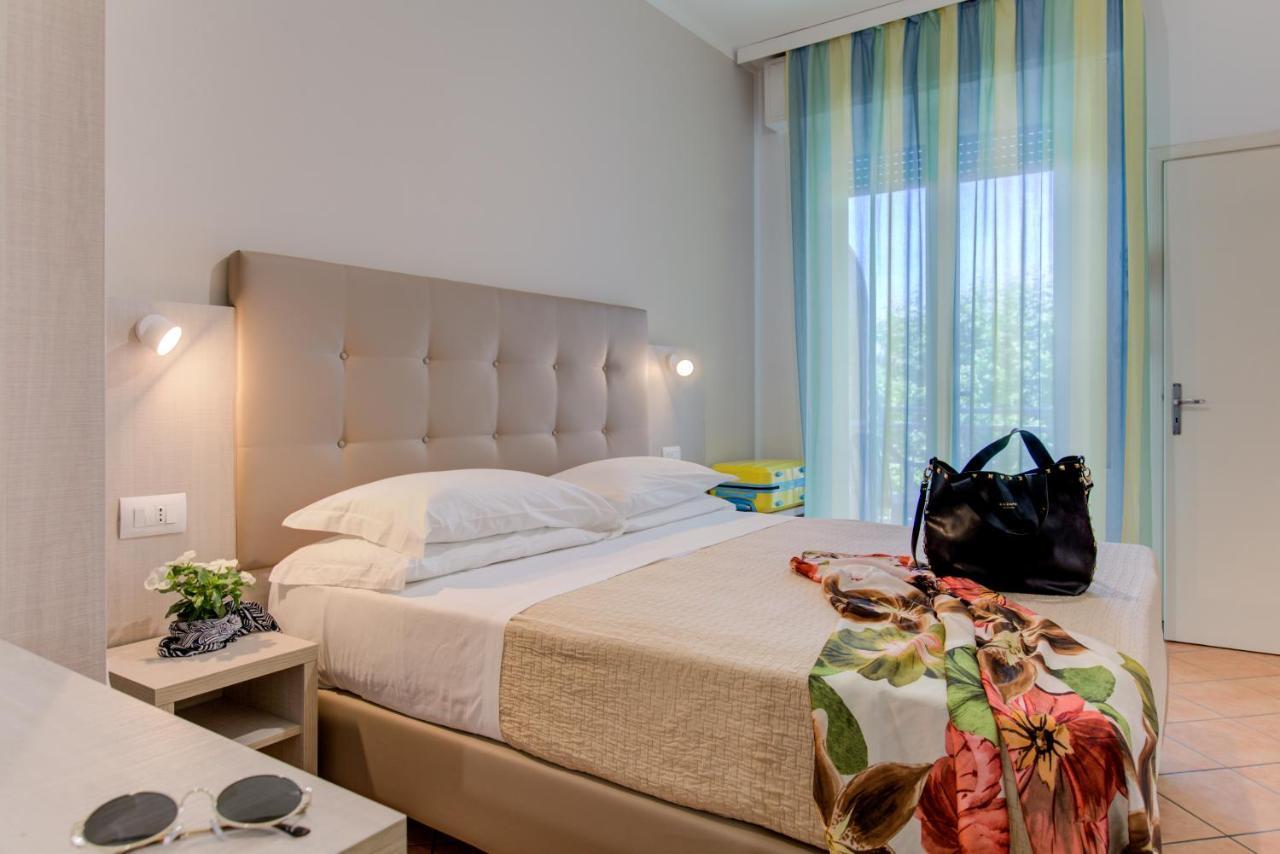 Hotel Cimarosa Riccione Bagian luar foto